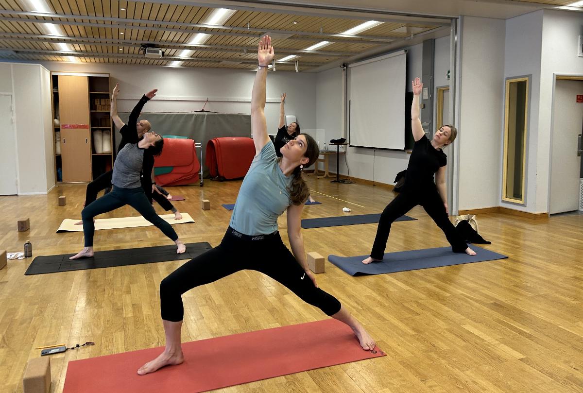 Kvinne gj&oslash;r yoga